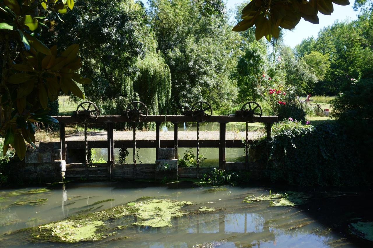 Le Moulin De Moquesouris - Chambres D'Hotes Et Table D'Hote Nazelles-Negron Kültér fotó